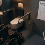 Norme pmr sanitaire : cabine PMR accessible ERP, fauteuil roulant et équipements